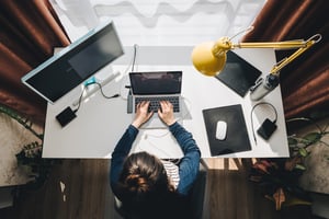 Equipo de marketing creando contenido para Gen Z y Gen Alpha