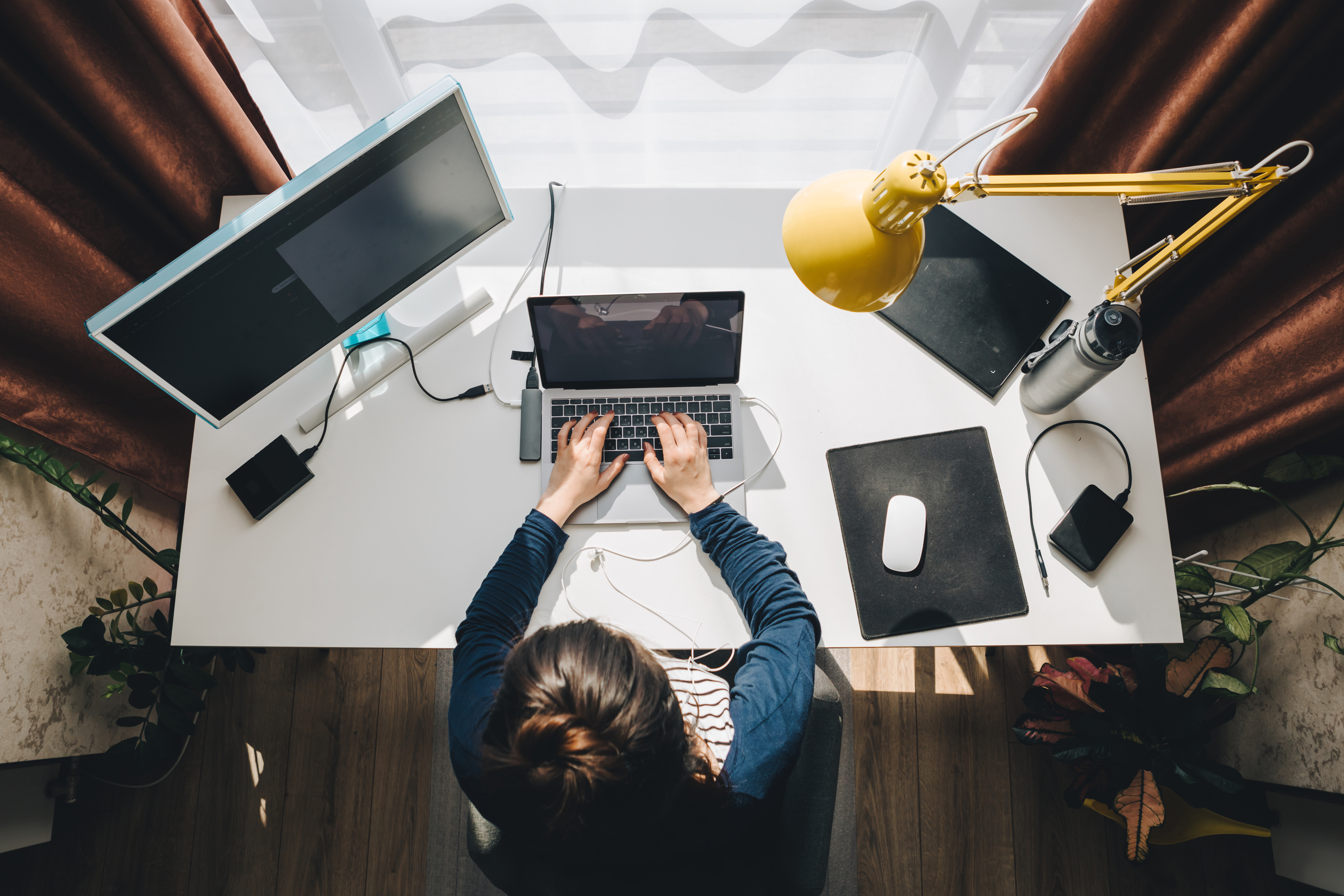 Equipo de marketing creando contenido para Gen Z y Gen Alpha