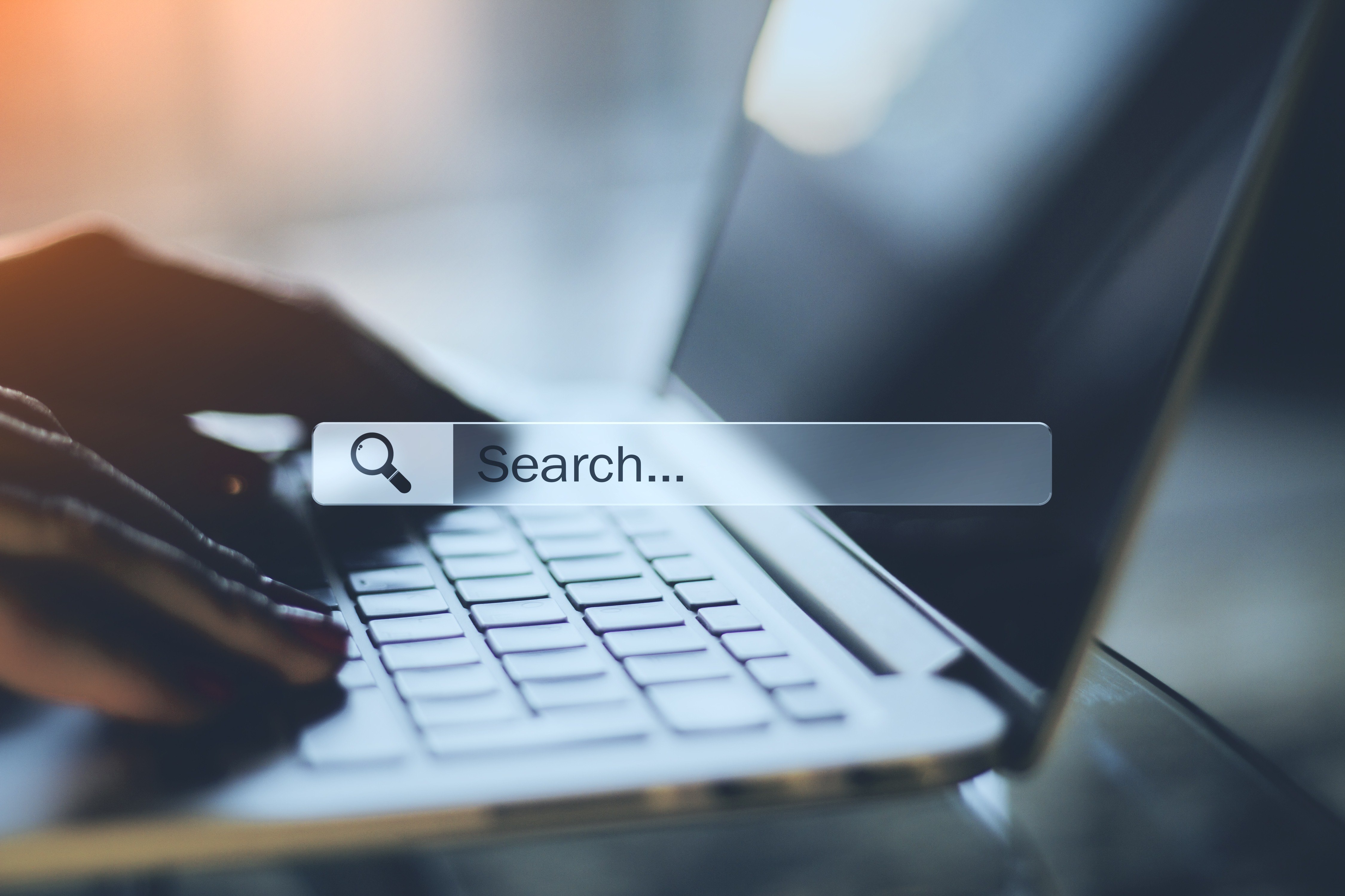 Búsqueda online en portátil para estrategias de posicionamiento SEO y GEO